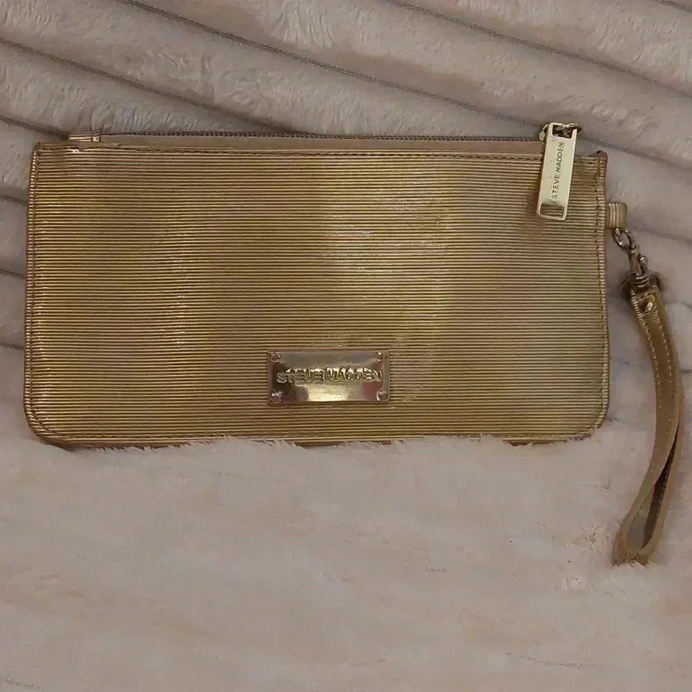 EUC STEVE MADDEN GOLD WRISTLET WALLET